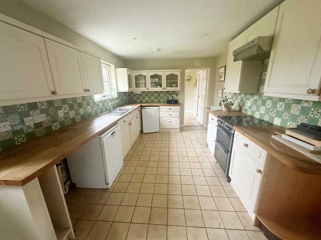 Lot: 70 - DETACHED HOUSE FOR REFURBISHMENT - Kitchen